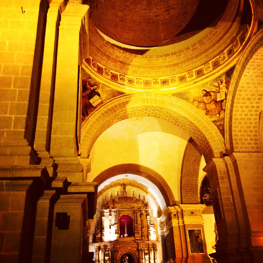 アルマス広場の隣のCathedral of Santo Domingo
