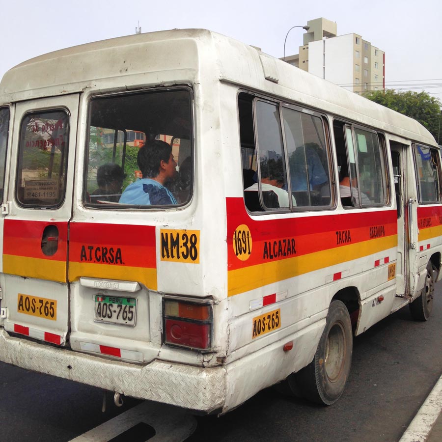 リマの街を行くローカルバス
