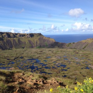 イースター島最終日。青空にでっかく口を広げた火山口、国立公園Rano Kau。