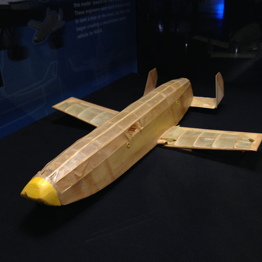 スペースシャトルの模型。